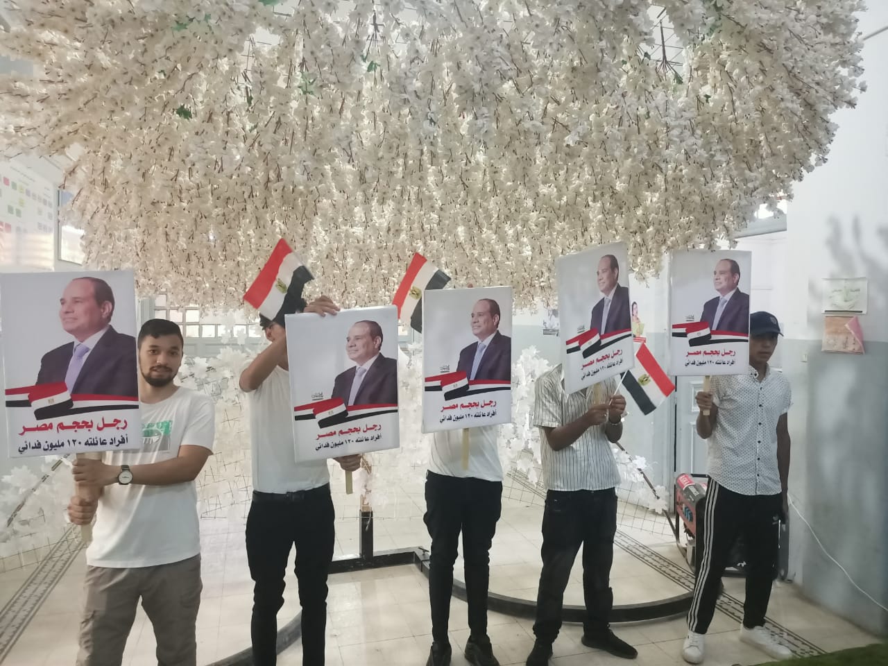 رجل بحجم مصر.. ناخبون بالمنوفية يتوافدون على اللجان حاملين صور الرئيس السيسي
