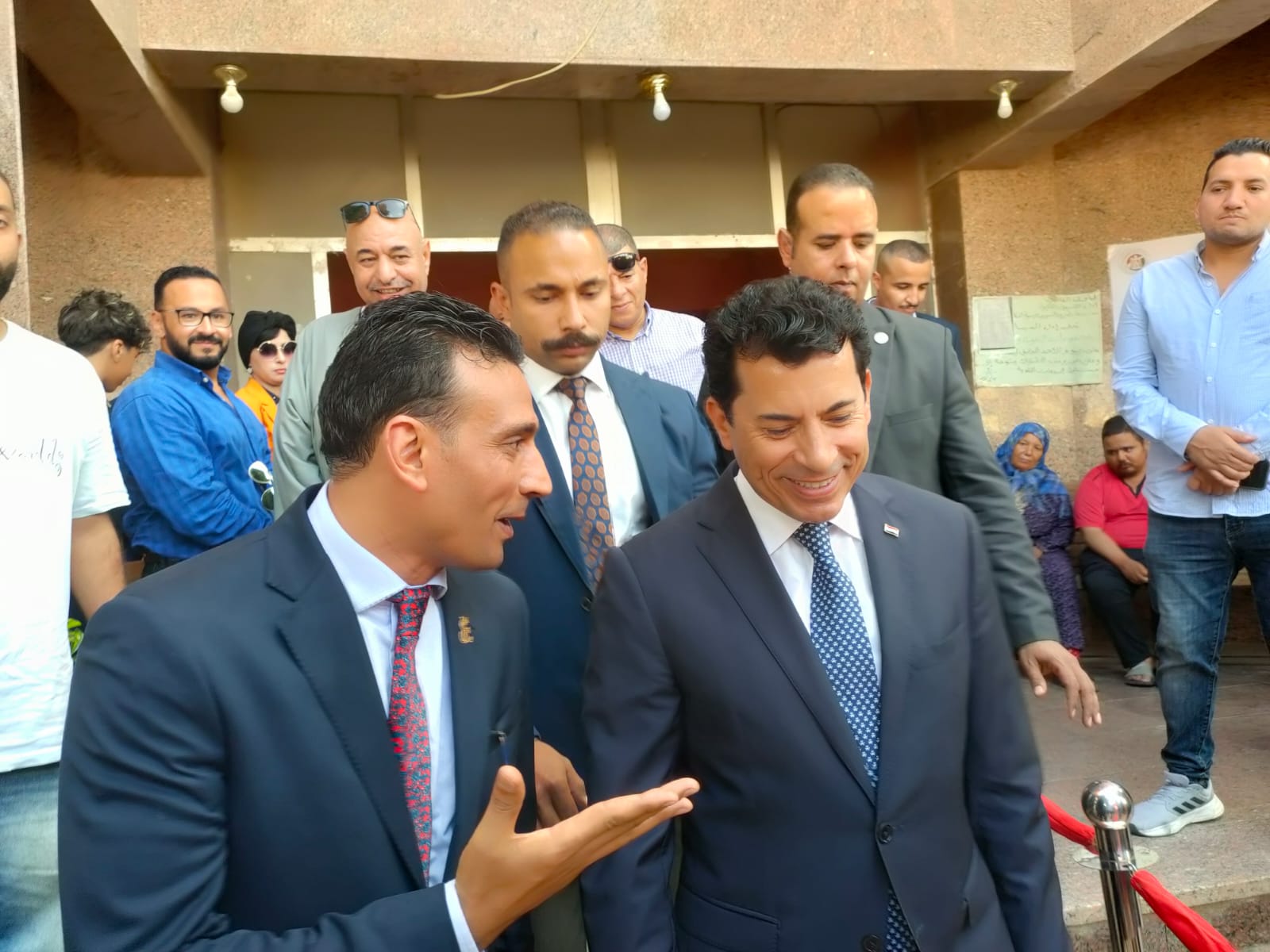 وزير الشباب والرياضة بمدينة الشروق يدلي بصوته