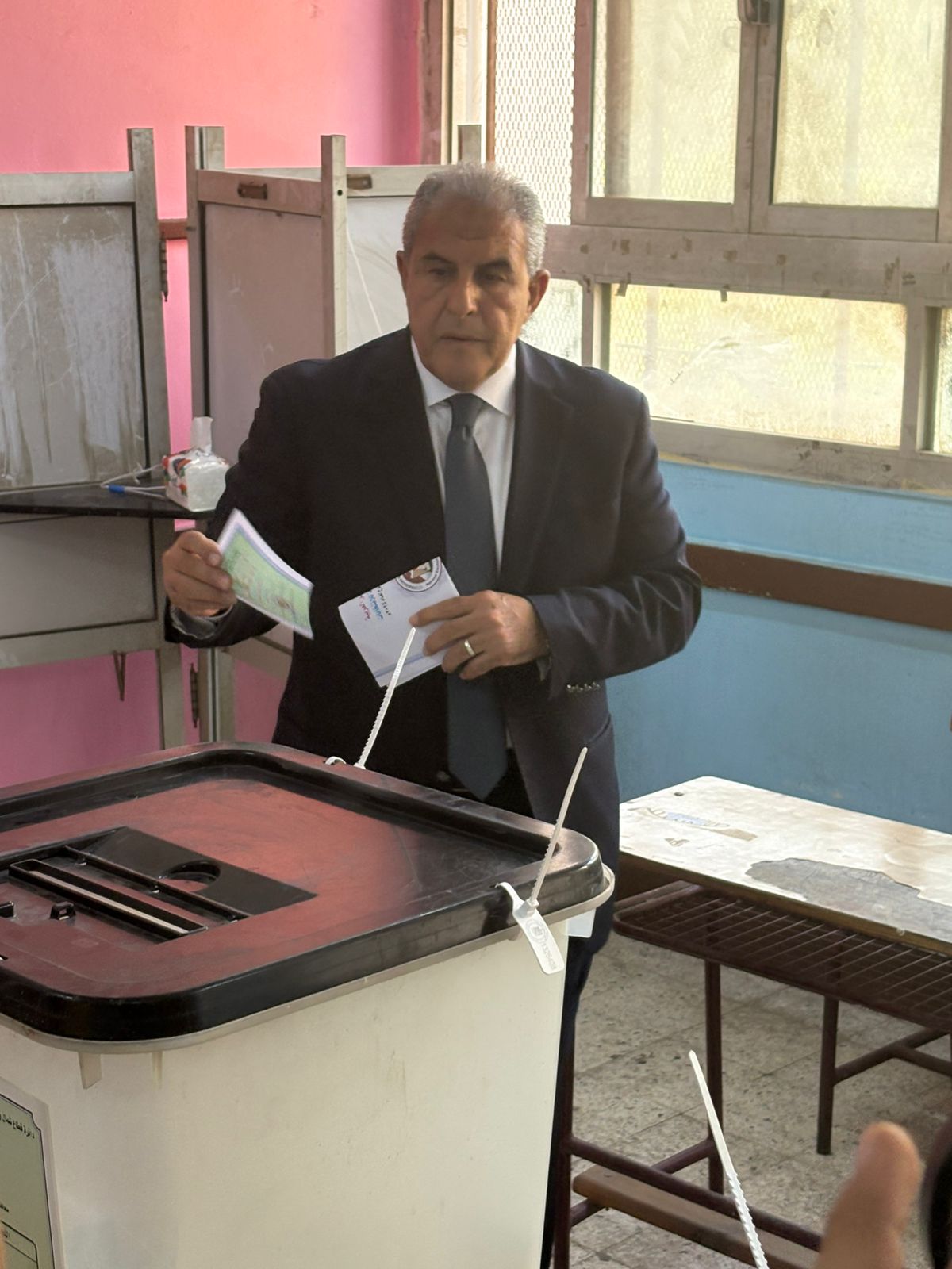 طاهر أبو زيد داخل لجنة التصويت img