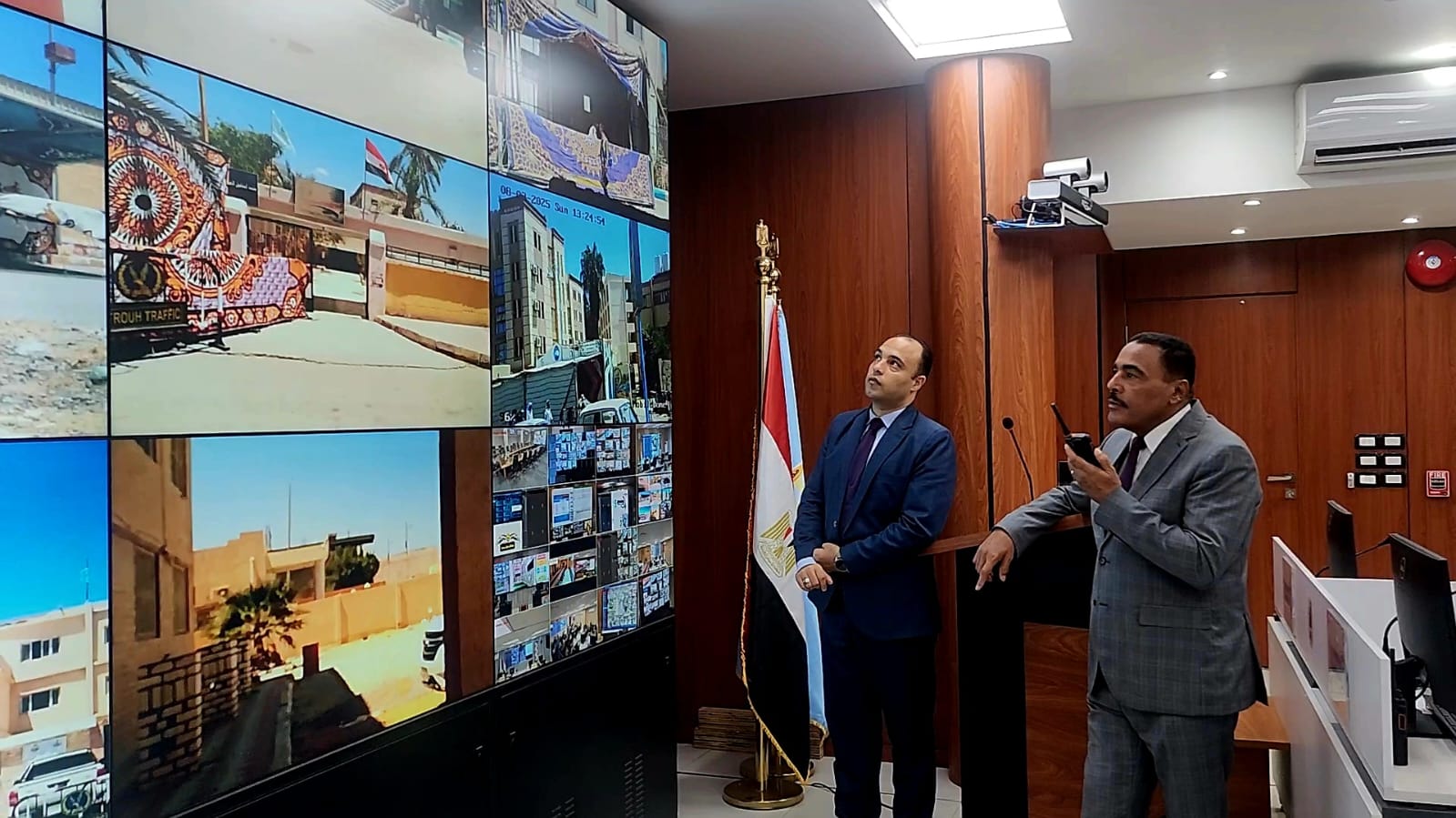 محافظ مطروح يتابع الانتخابات من مركز التحكم والسيطرة