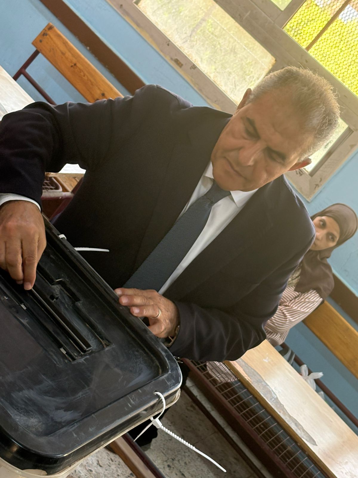 طاهر أبو زيد يدلي بصوته فى انتخابات الشيوخ img