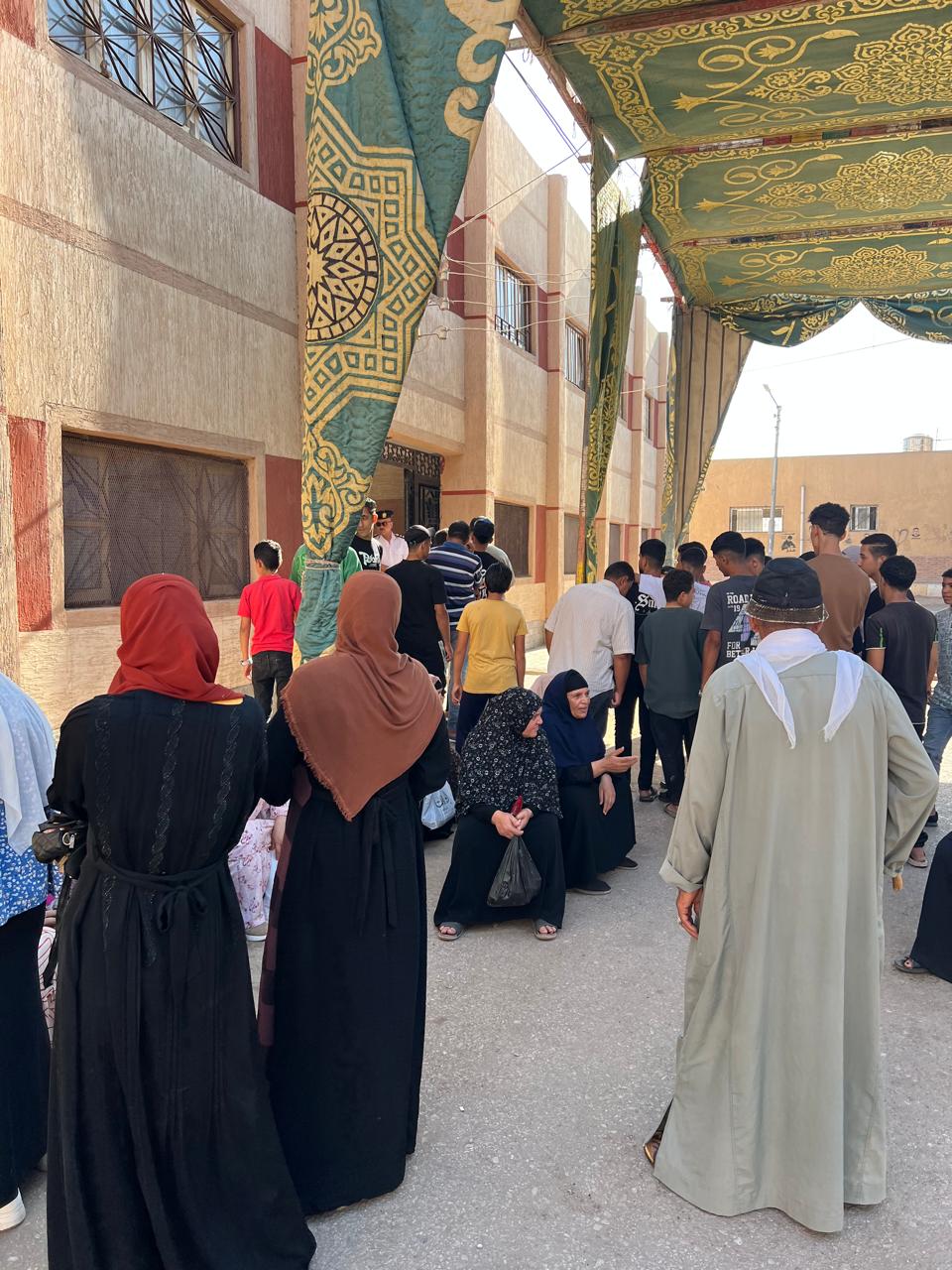 انتظار المواطنين أمام اللجان انتظار المواطنين أمام اللجان