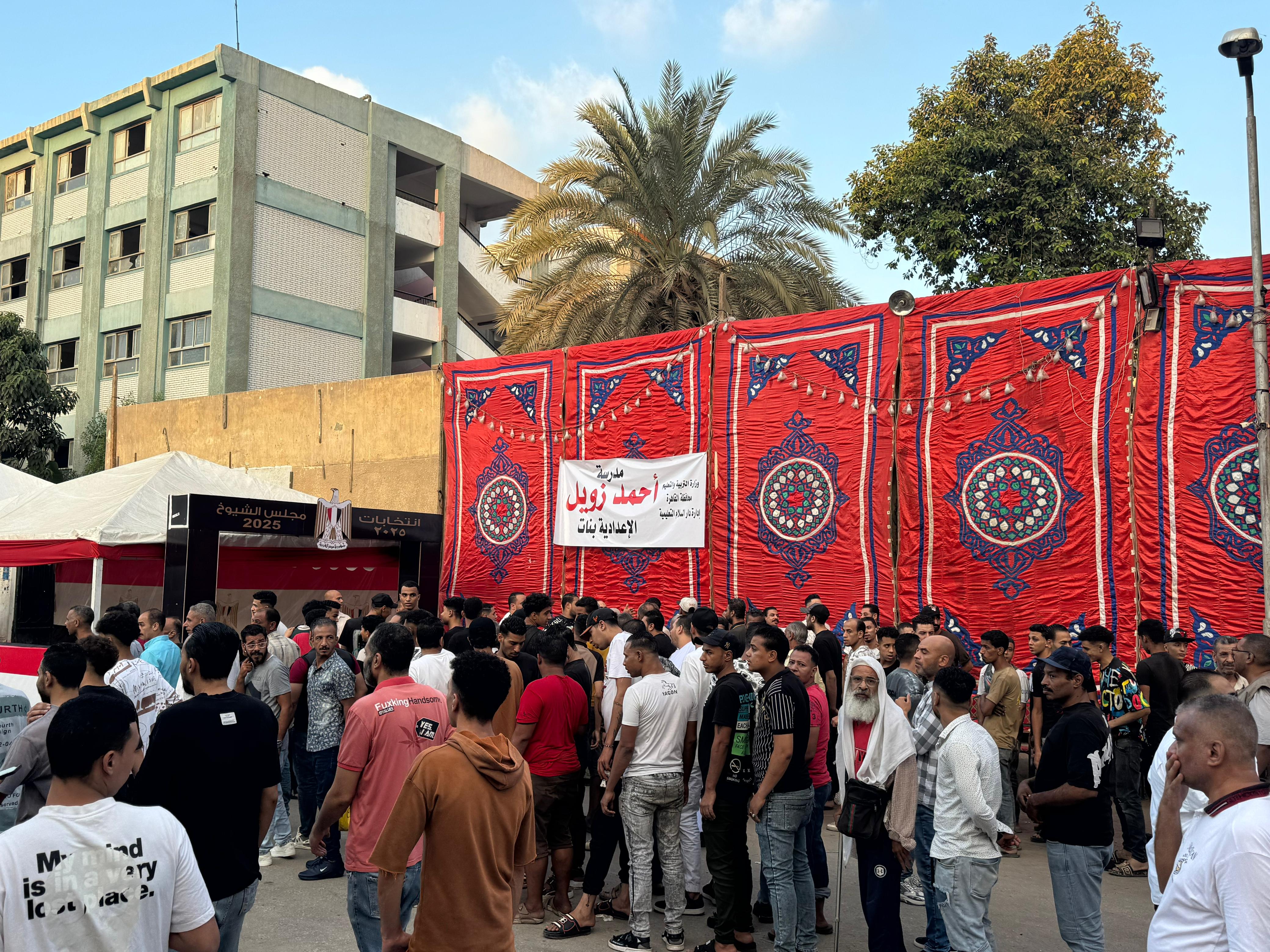 حشود الناخبين أمام مقار اللجان في دار السلام