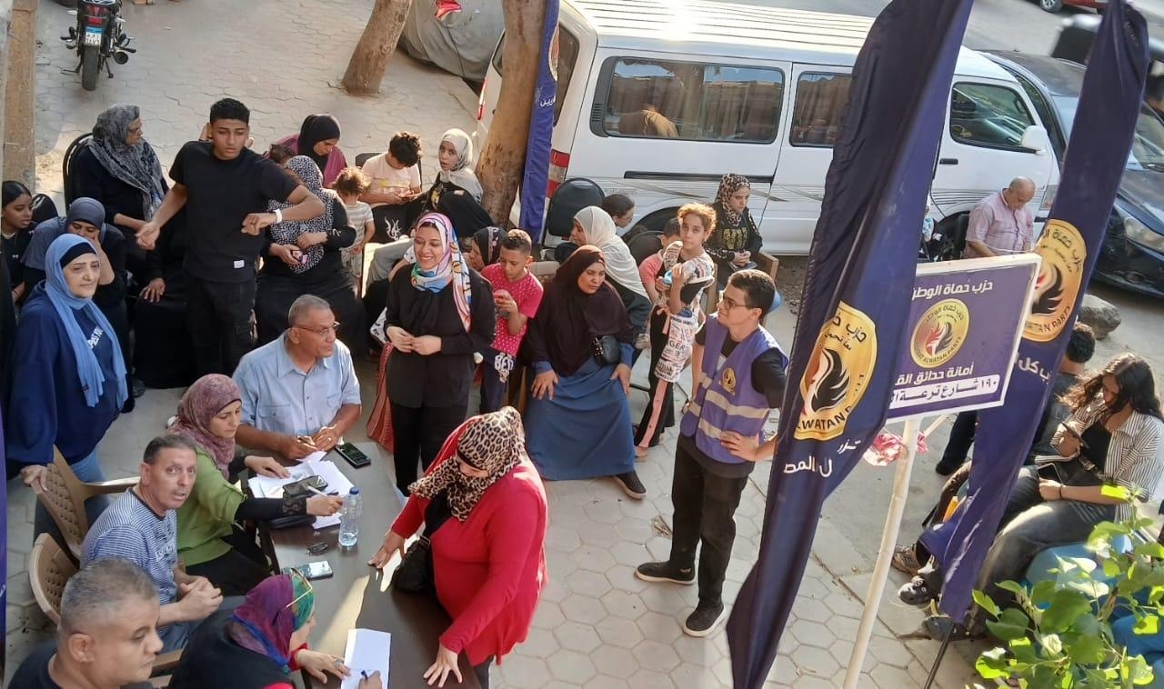 احتشاد المواطنين أمام لجنة حدائق القبة بانتخابات مجلس الشيوخ 2025 (4)