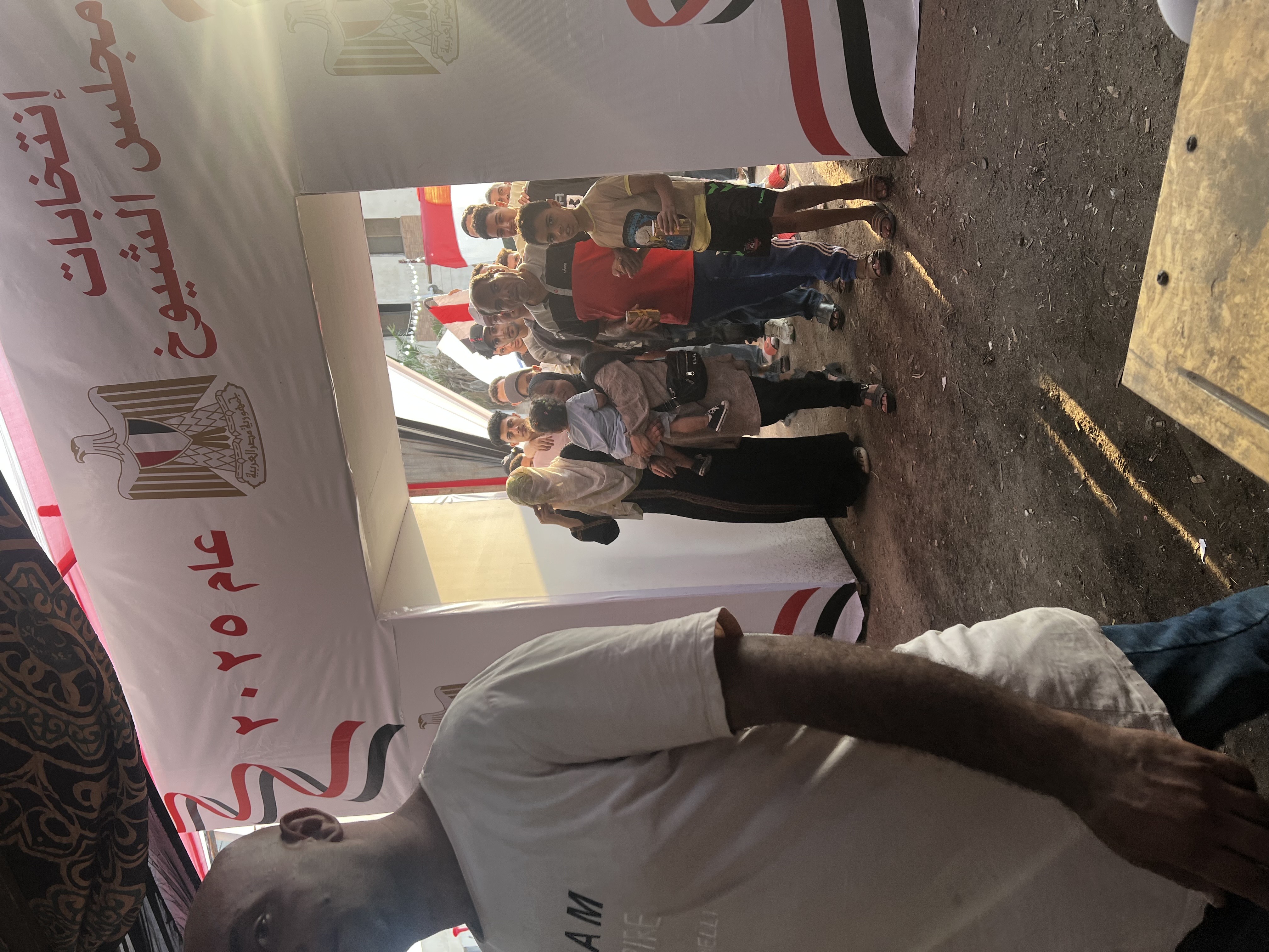 جانب من توافد المواطنين جانب من توافد المواطنين