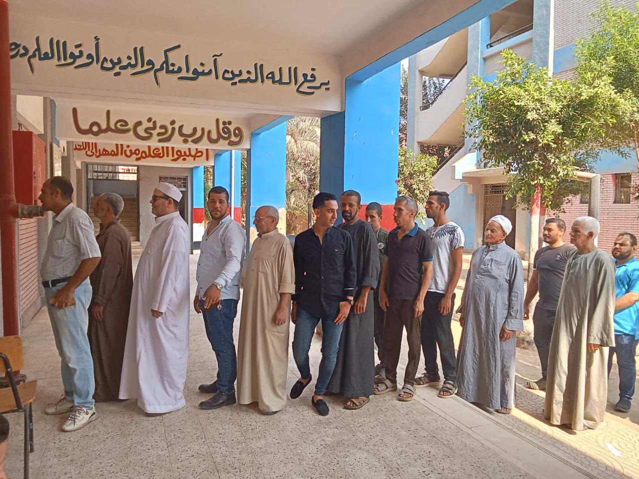 الطوابير من المشاركين بالتصويت الطوابير من المشاركين بالتصويت