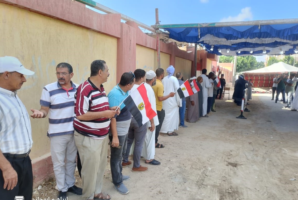 توافد الناخبين على لجان قرى البنجر بمطروح