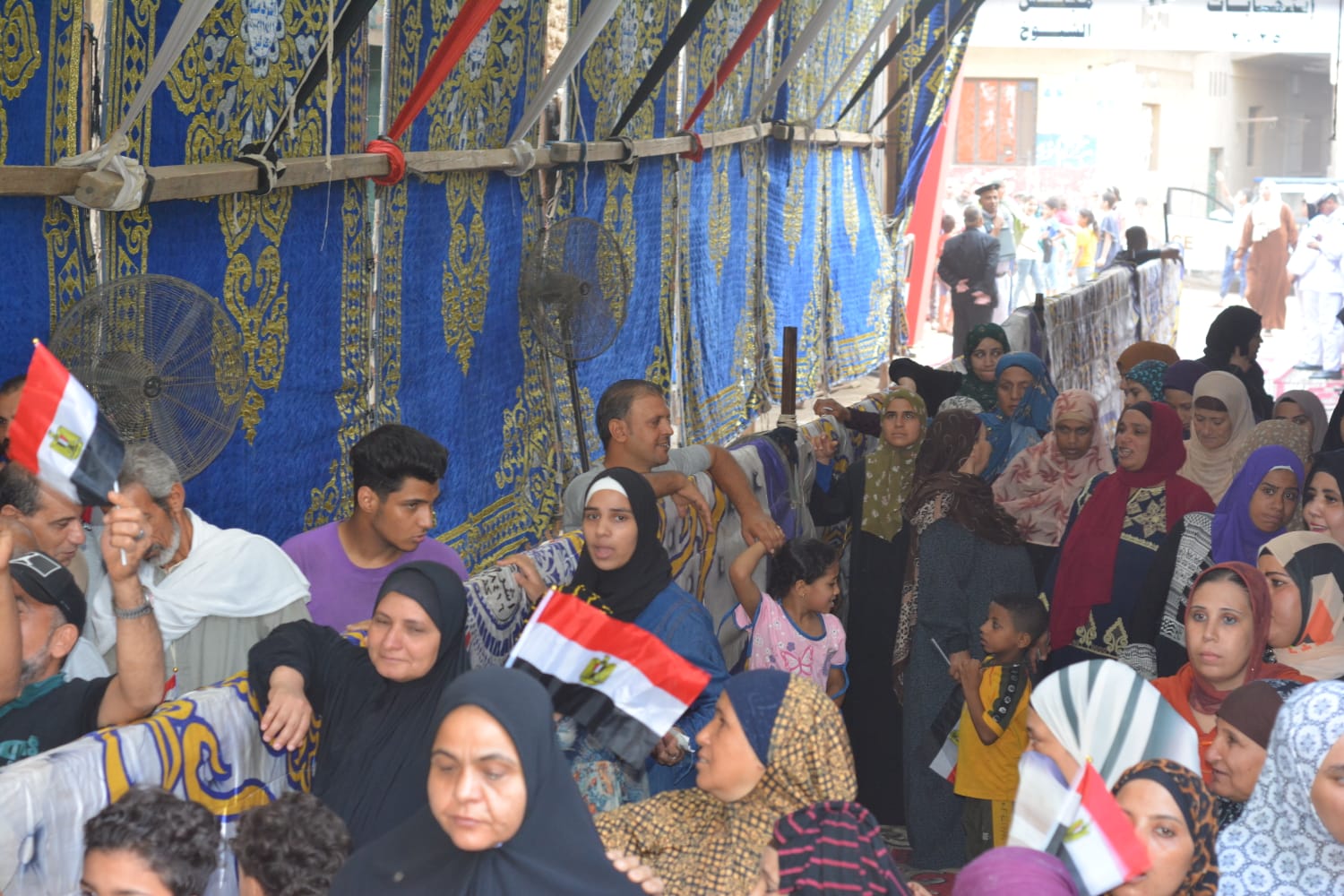 أهالي القليوبية يتوافدون على لجان التصويت