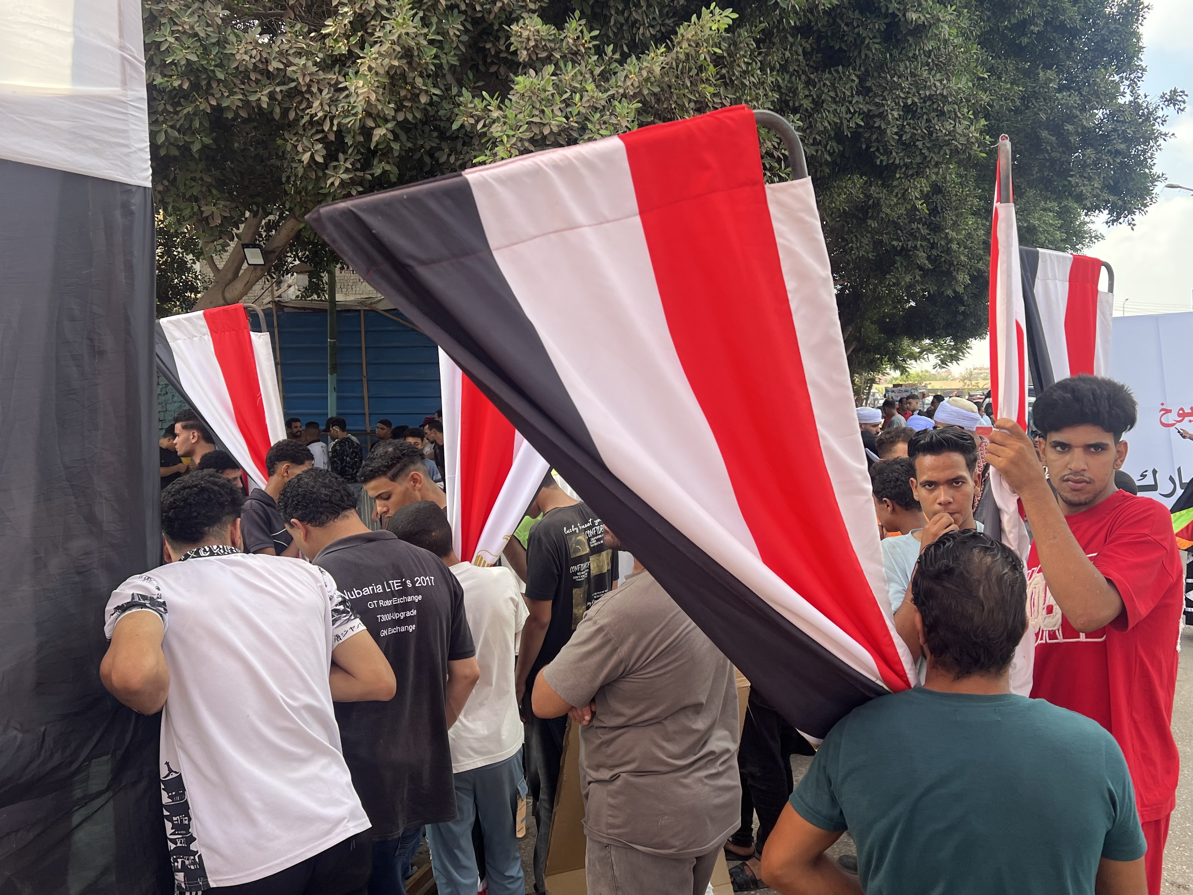 مسيرة بالأعلام تصل إلى لجان التصويت (1)