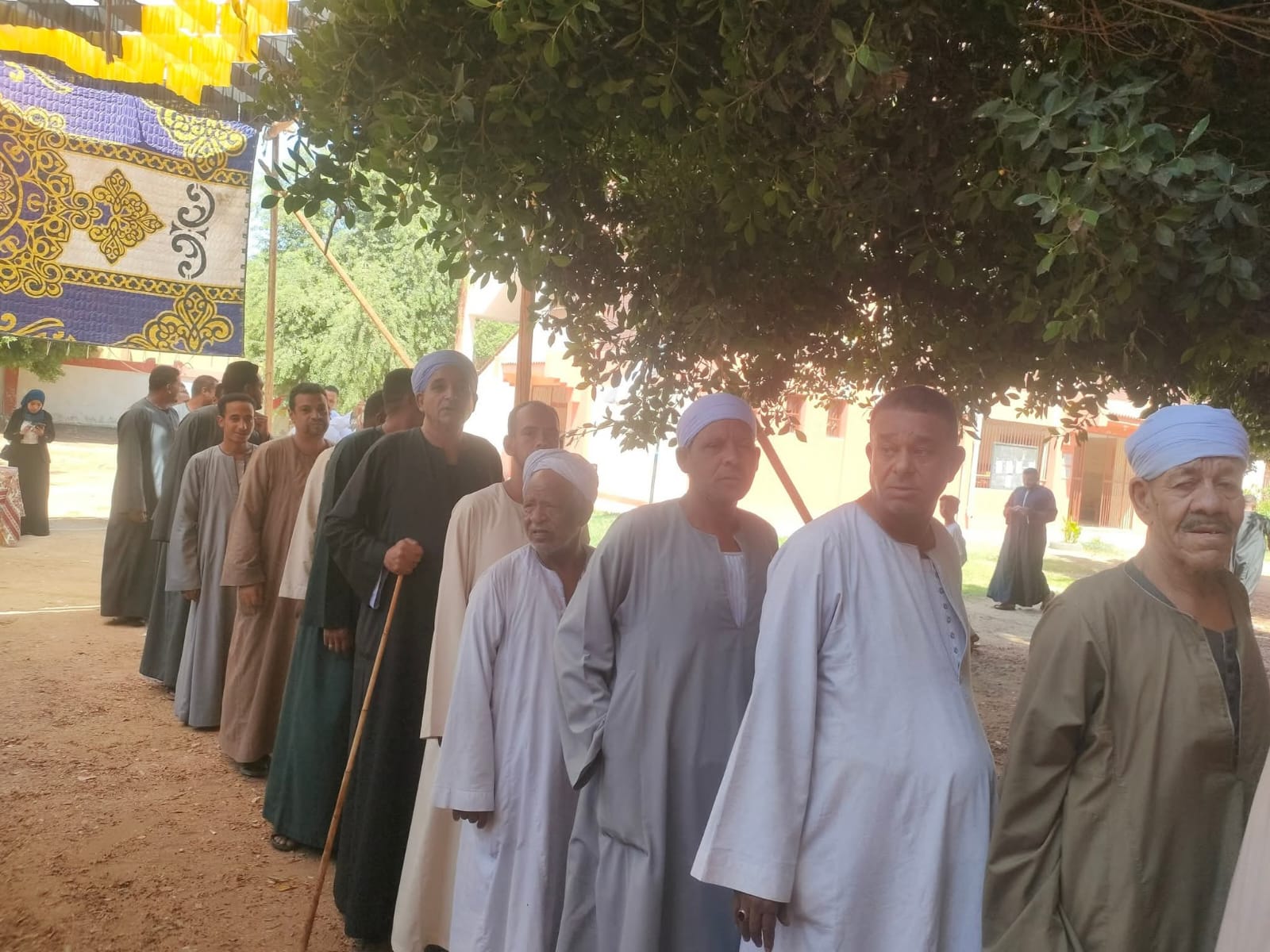 طوابير الرجال يتوافدون أمام لجان القري والنجوع بمحافظة الأقصر
