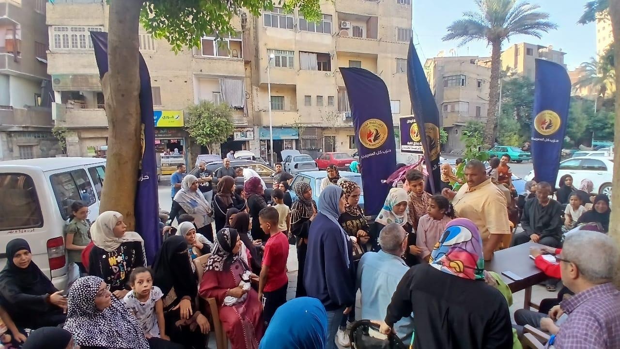 احتشاد المواطنين أمام لجنة حدائق القبة بانتخابات مجلس الشيوخ 2025 (6)