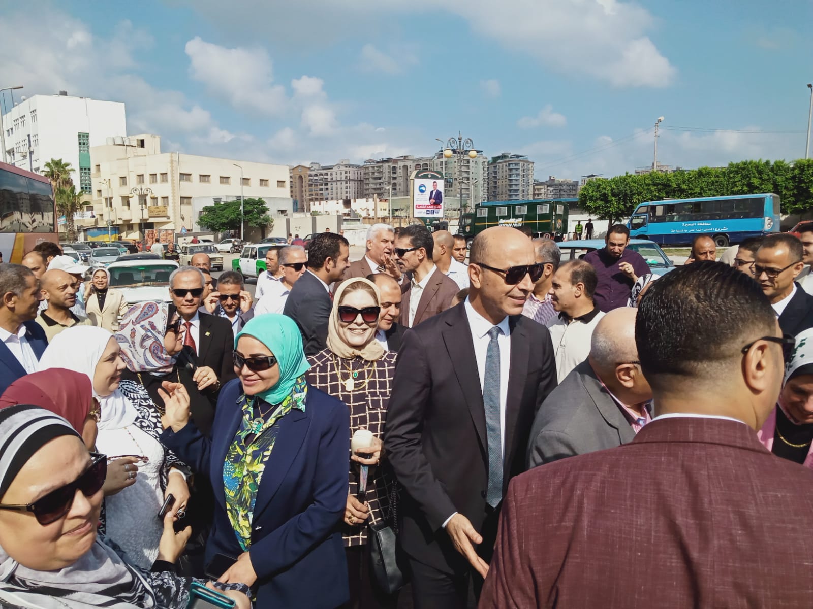 رئيس جامعة دمنهور يقود مسيرة لتحفيز المواطنين على المشاركة في الانتخابات (4)