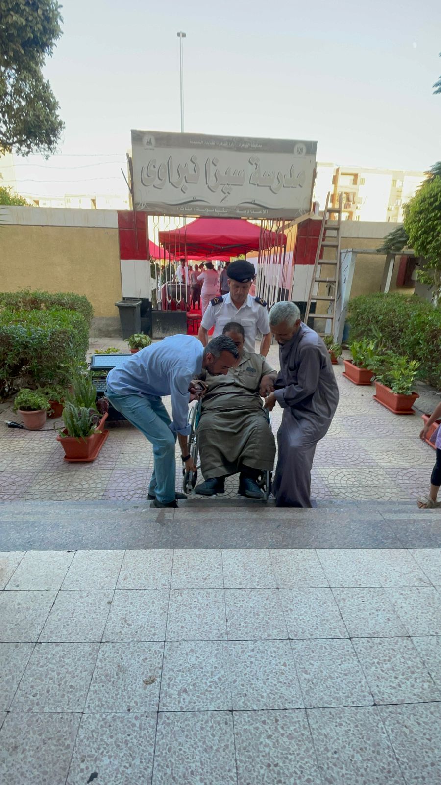 الشرطة تساعد قعيد