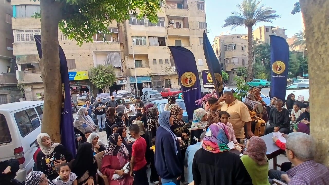 احتشاد المواطنين أمام لجنة حدائق القبة بانتخابات مجلس الشيوخ 2025 (7)
