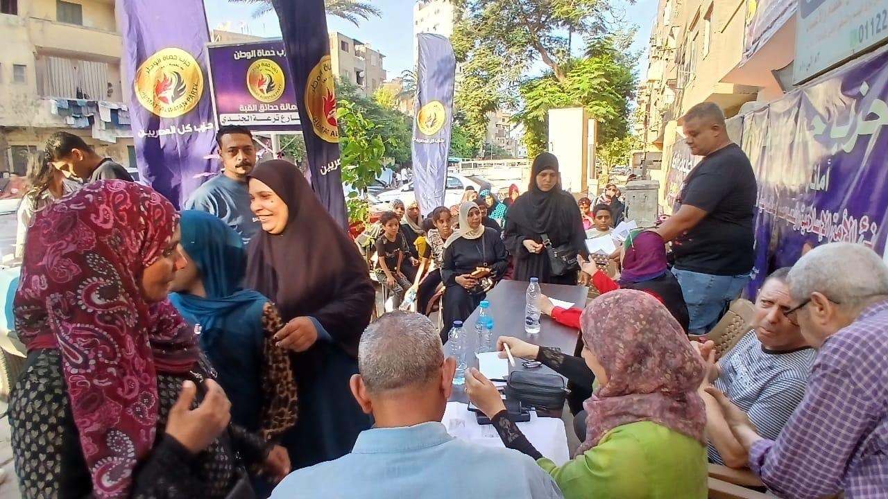احتشاد المواطنين أمام لجنة حدائق القبة بانتخابات مجلس الشيوخ 2025 (5)