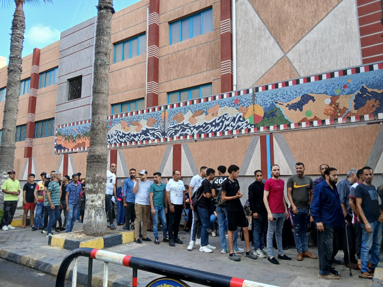 طوابير أمام لجان الإسكندرية طوابير أمام لجان الإسكندرية