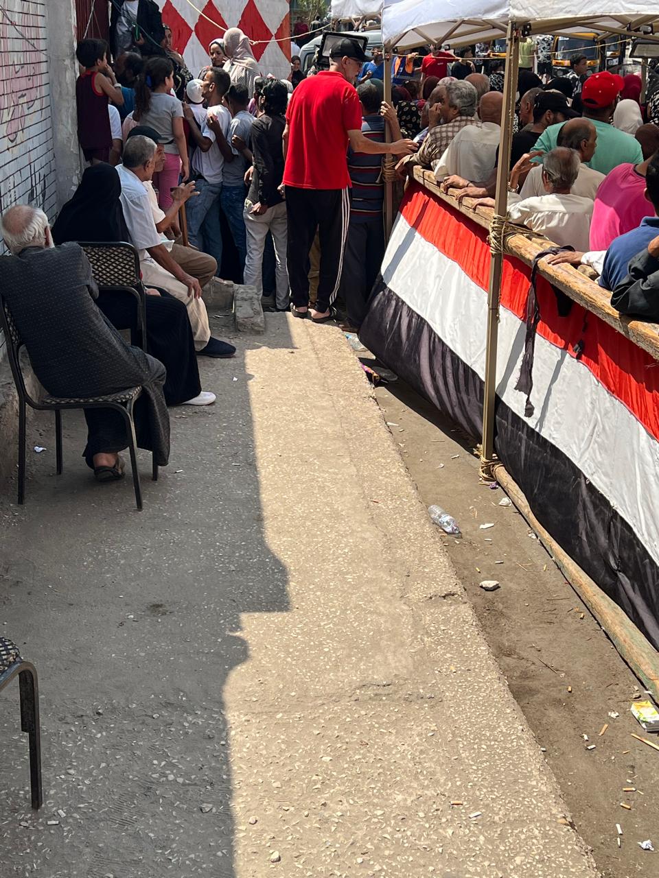 كبار السن بجوار اللجنة