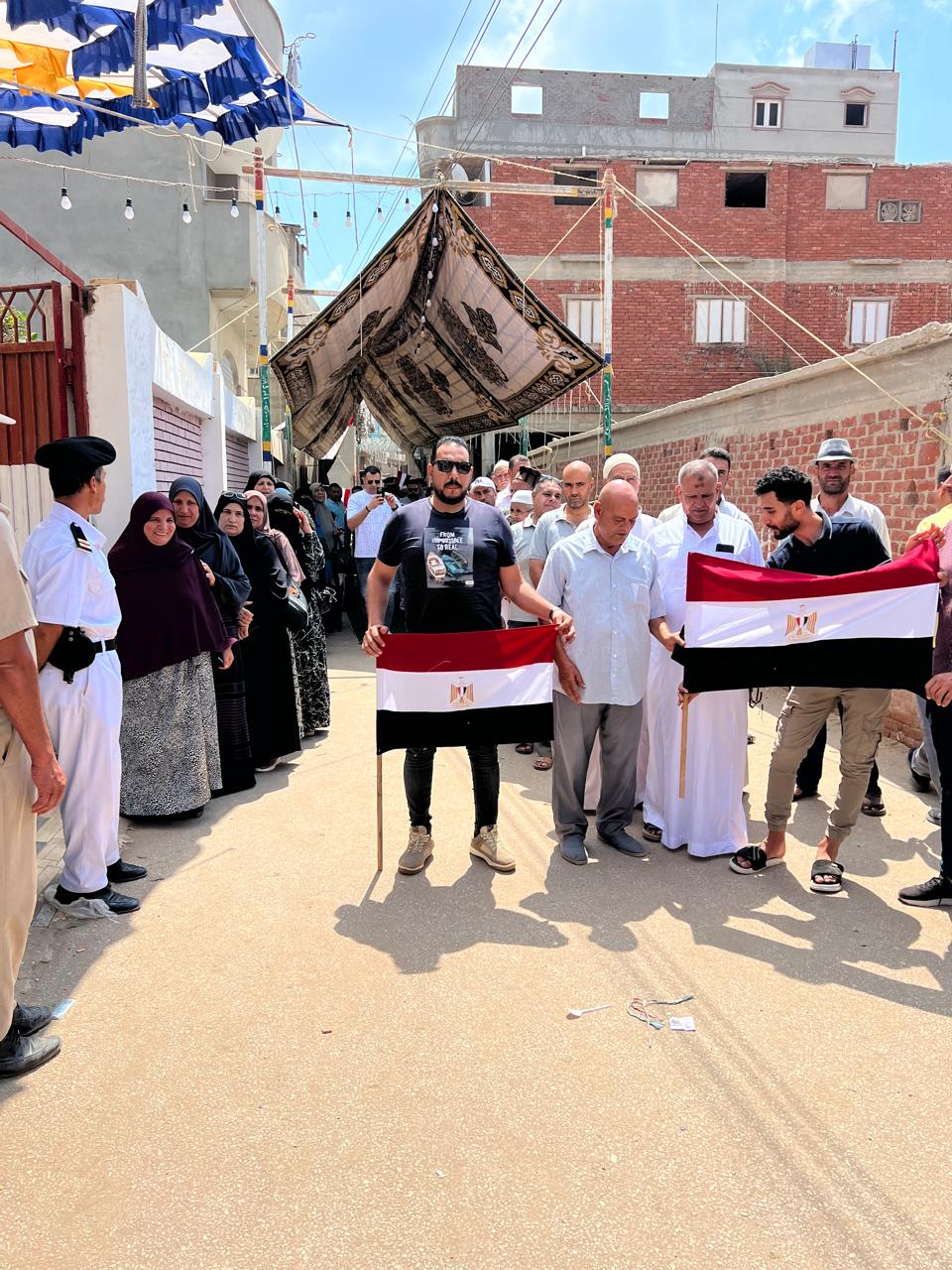 اعلام مصر بحوزة الشباب امام اللجان بالدقهلية اعلام مصر بحوزة الشباب امام اللجان بالدقهلية
