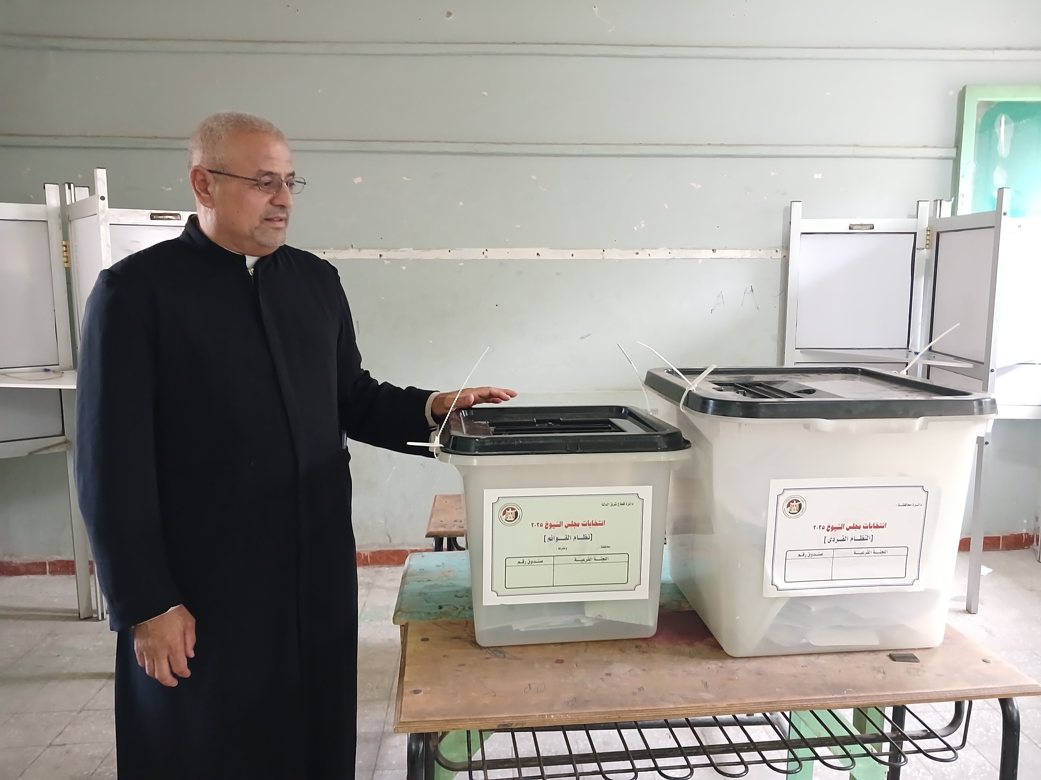 راعى الطائفة الكاثوليكية بالشرقية يدلى بصوته