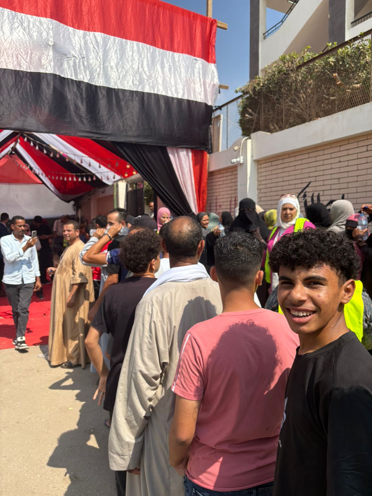 المواطنون يدلون بأصواتهم  (1)