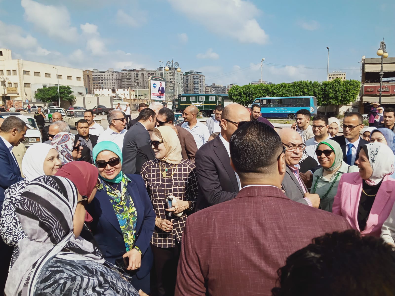 رئيس جامعة دمنهور يقود مسيرة لتحفيز المواطنين على المشاركة في الانتخابات (1)