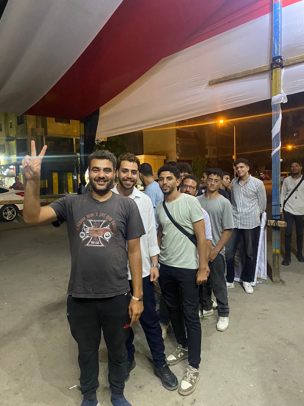 توافد الشباب على لجان الاقتراع فى انتخابات مجلس الشيوخ