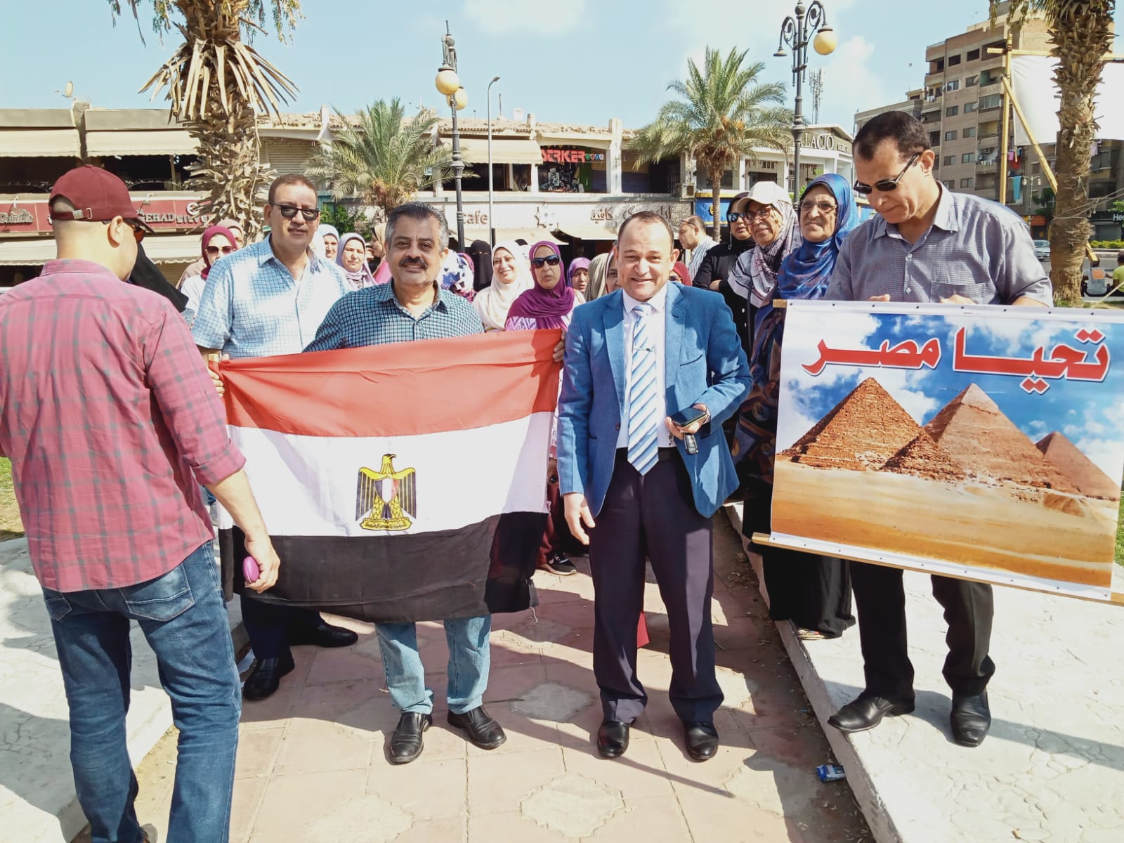 رئيس جامعة دمنهور يقود مسيرة لتحفيز المواطنين على المشاركة في الانتخابات (3)