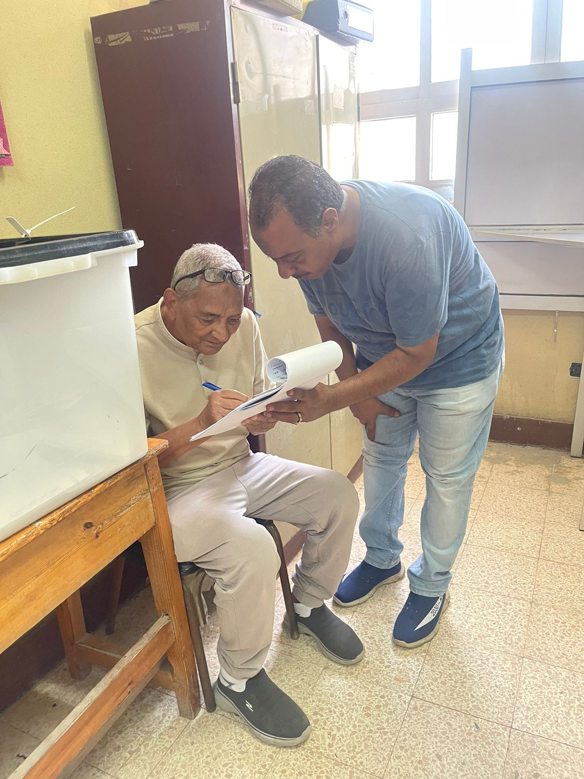 مسن يدلى بصوته