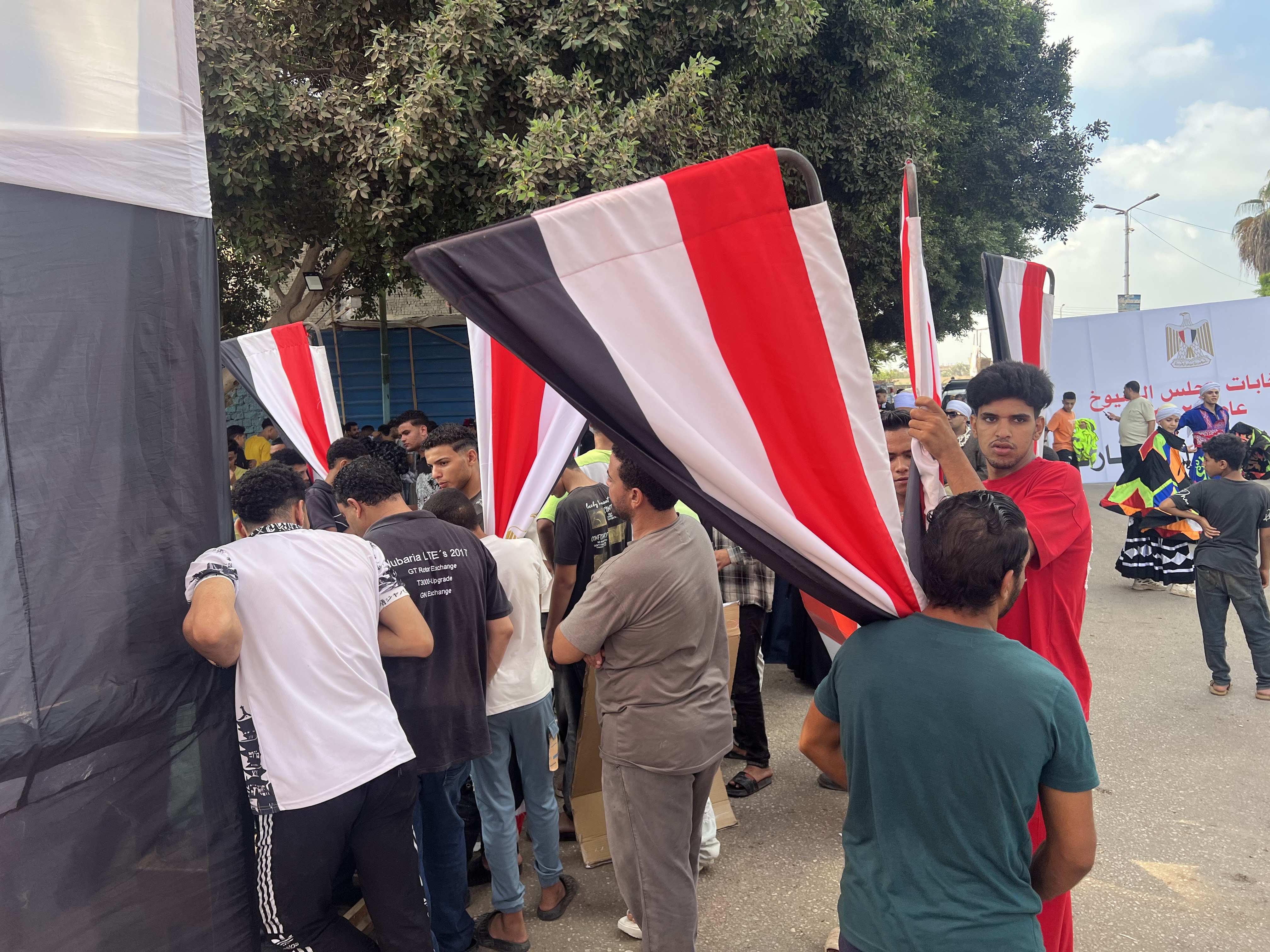 مسيرة بالأعلام تصل إلى لجان التصويت (2)