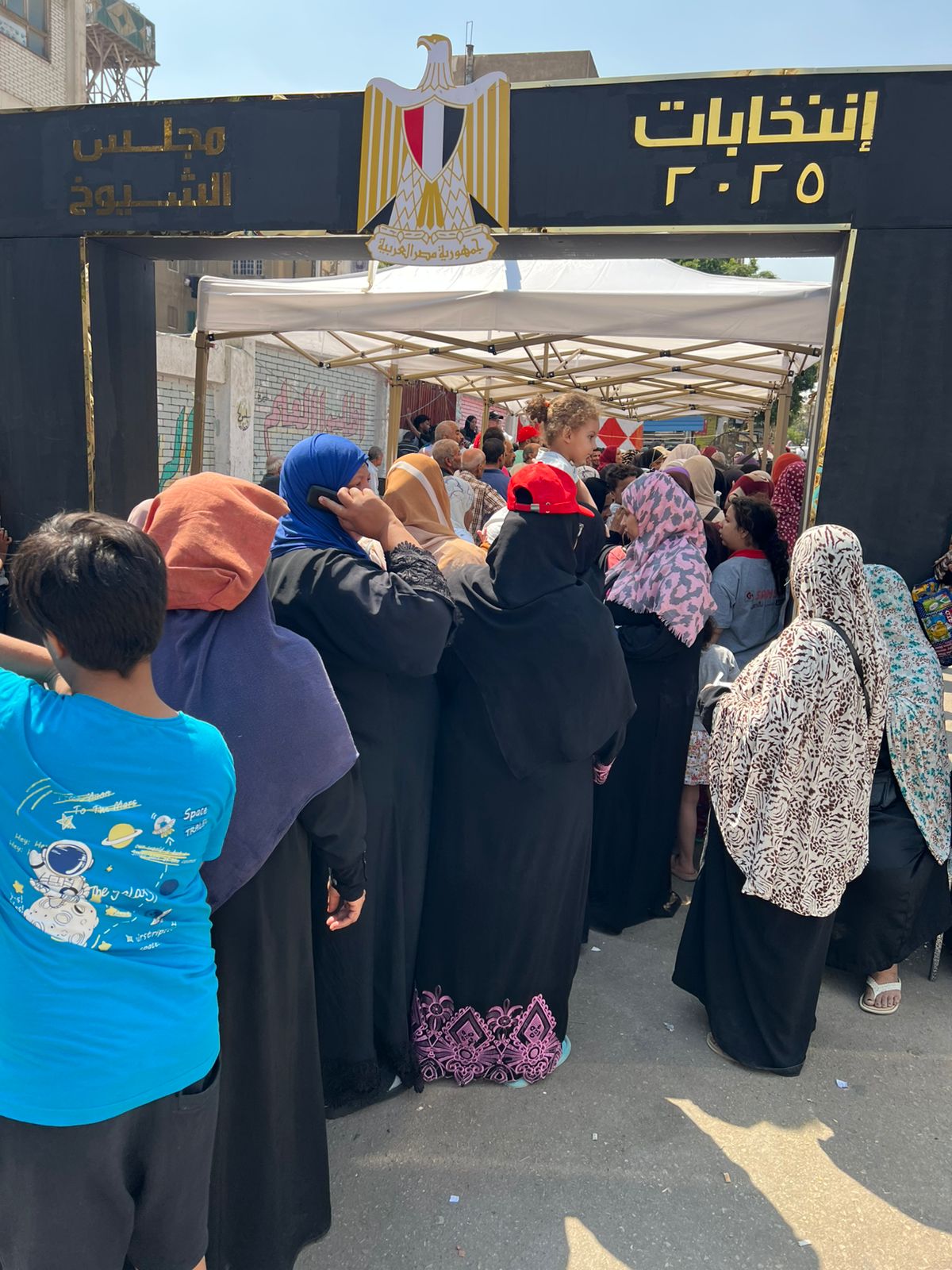 توافد المواطنون على اللجان الانتخابية (2)