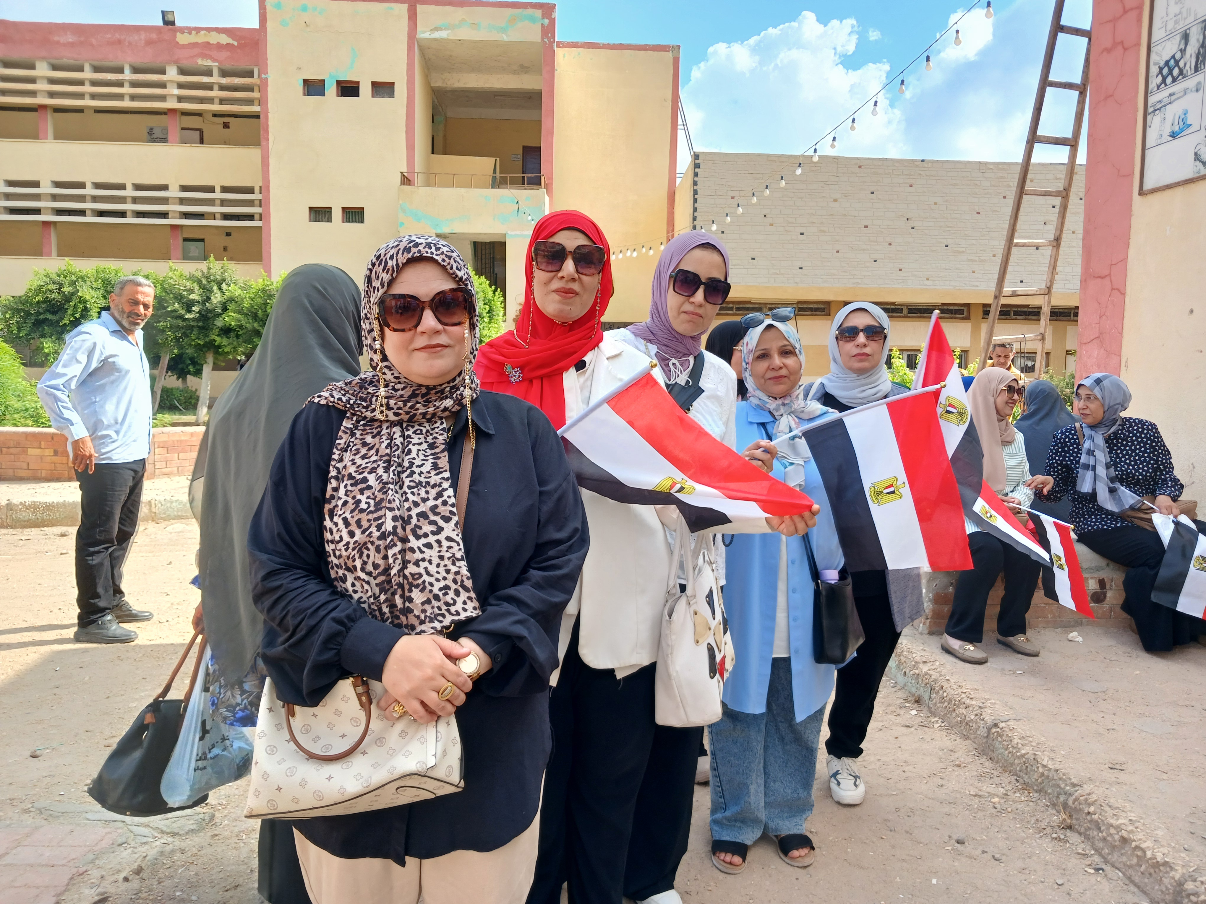توافد السيدات على اللجان الانتخابية توافد السيدات على اللجان الانتخابية