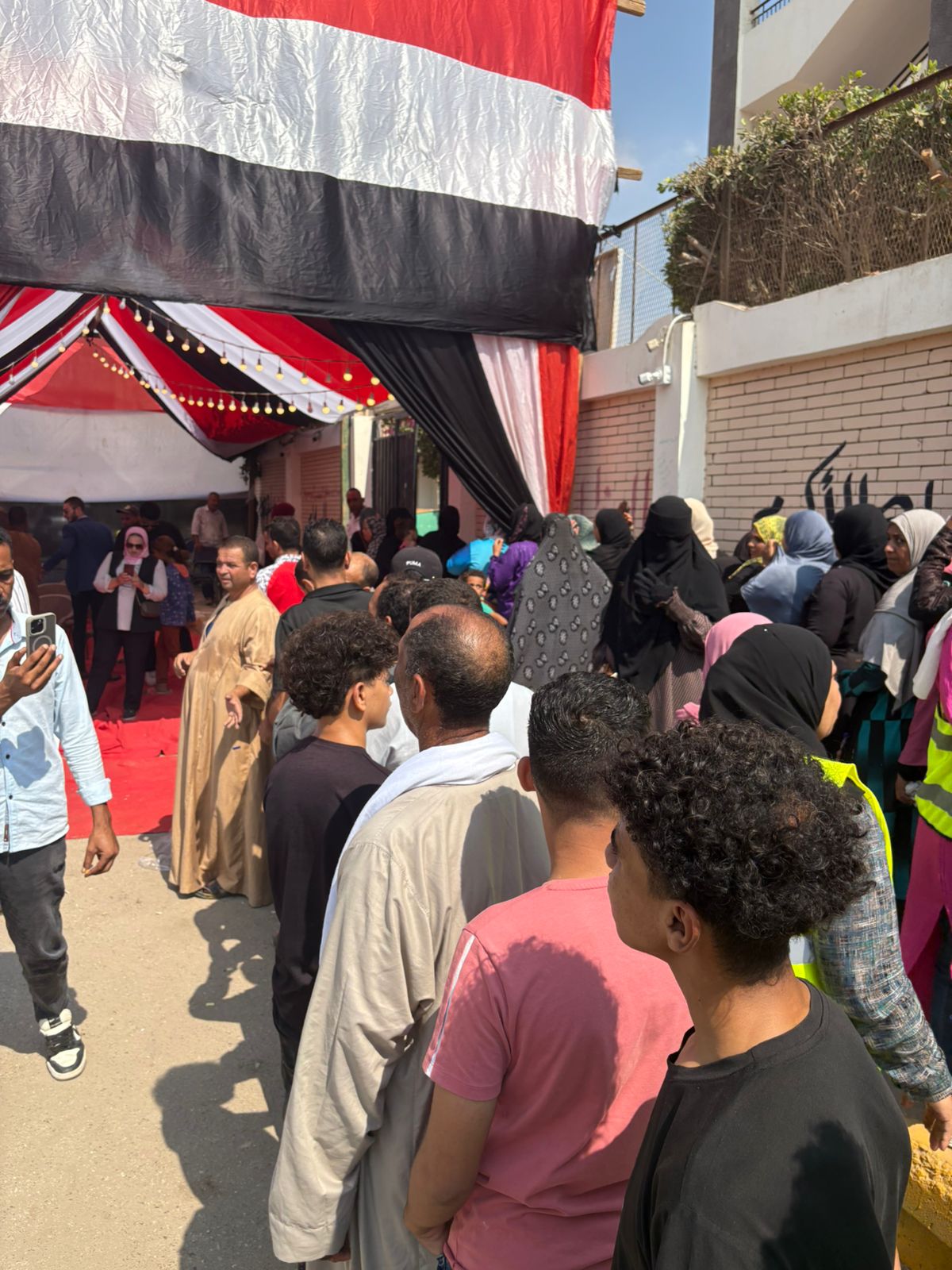 المواطنون يدلون بأصواتهم  (2)