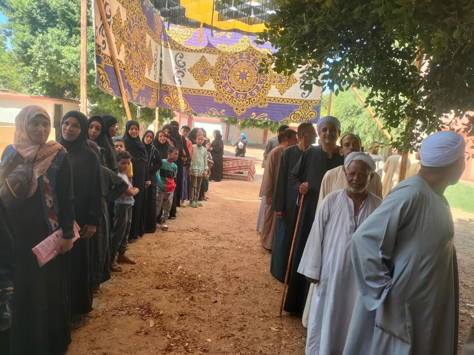 رصد طوابير سيدات ورجال يتوافدون أمام لجان القري والنجوع بمحافظة الأقصر