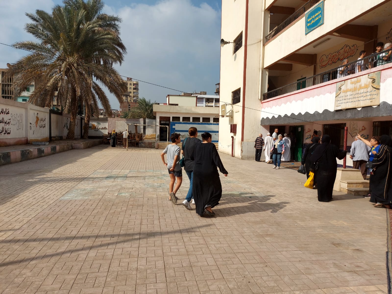 كبار السن يتوافدون الى اللجان