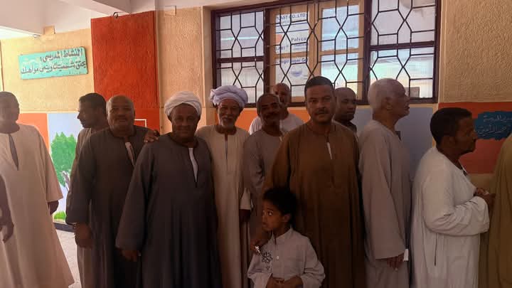 اقبال مواطني أسوان علي الانتخابات في المساء