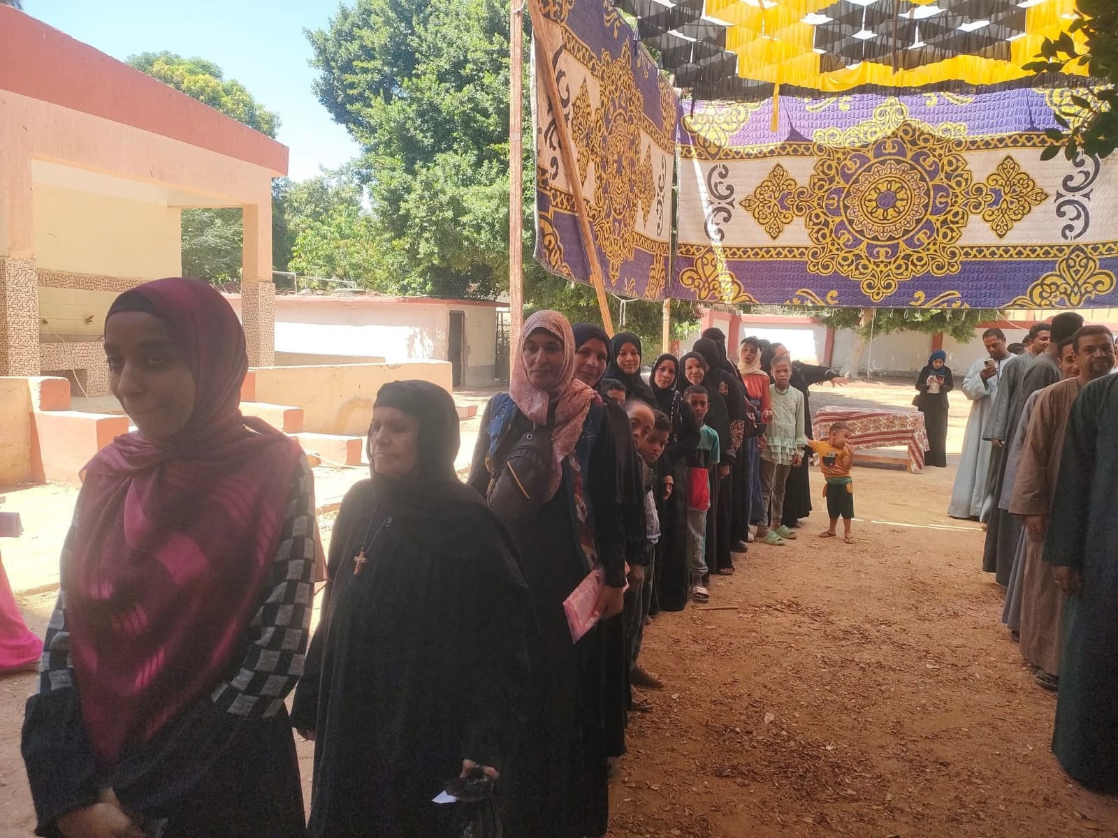 السيدات خلال انتظار الدخول للتصويت بقرى إسنا