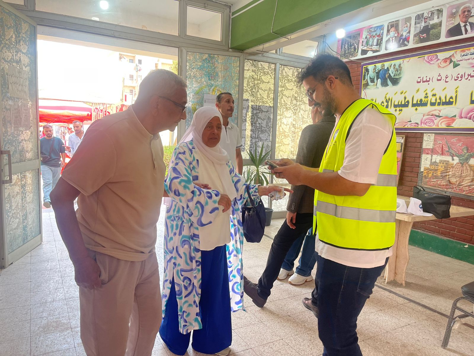 وصول مسن للإدلاء بصوته