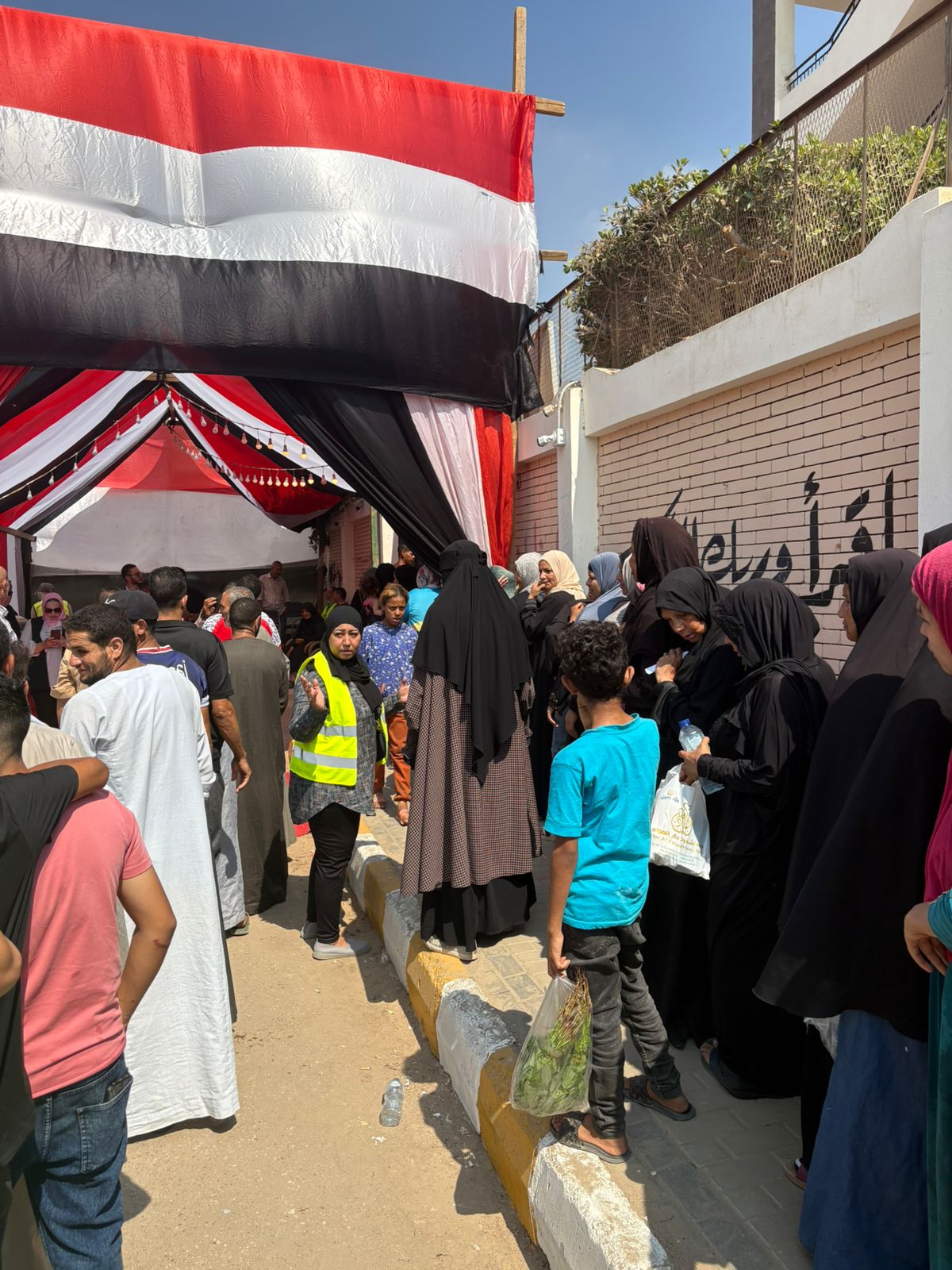 المواطنون يدلون بأصواتهم  (3)