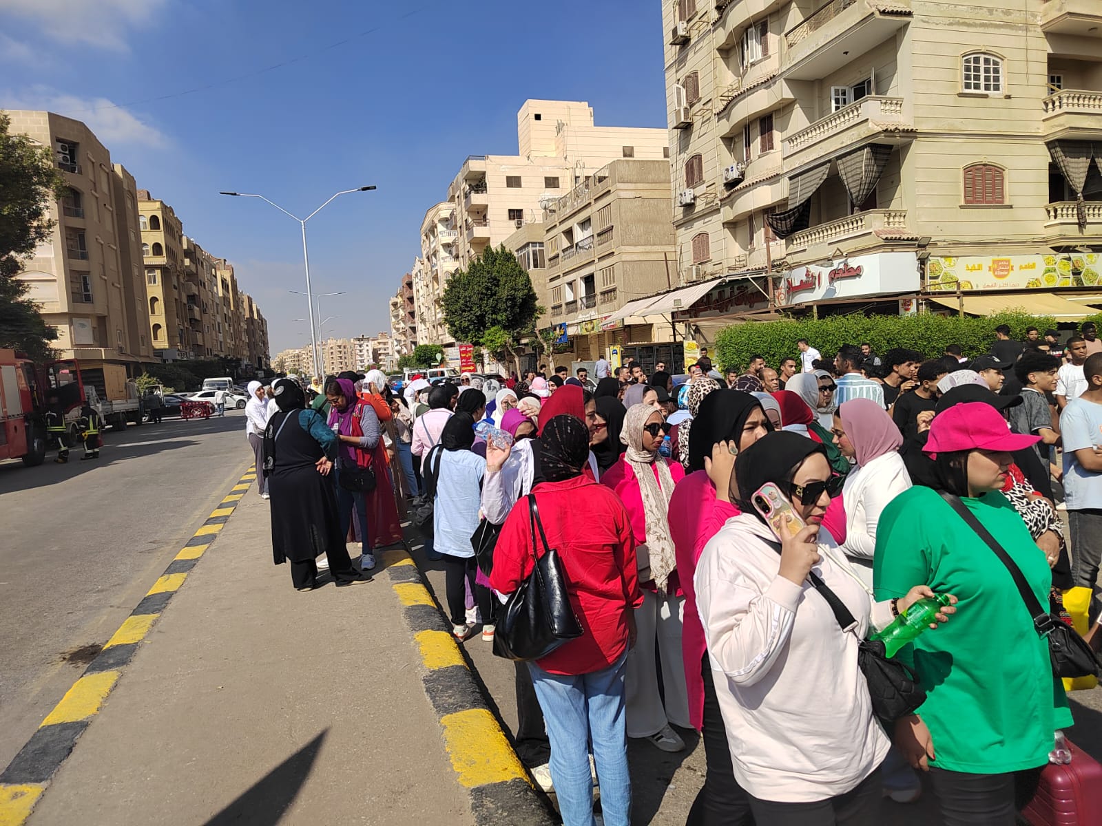 إقبال كبير من الناخبين أمام لجنة مدرسة جيل 2000 إقبال كبير من الناخبين أمام لجنة مدرسة جيل 2000