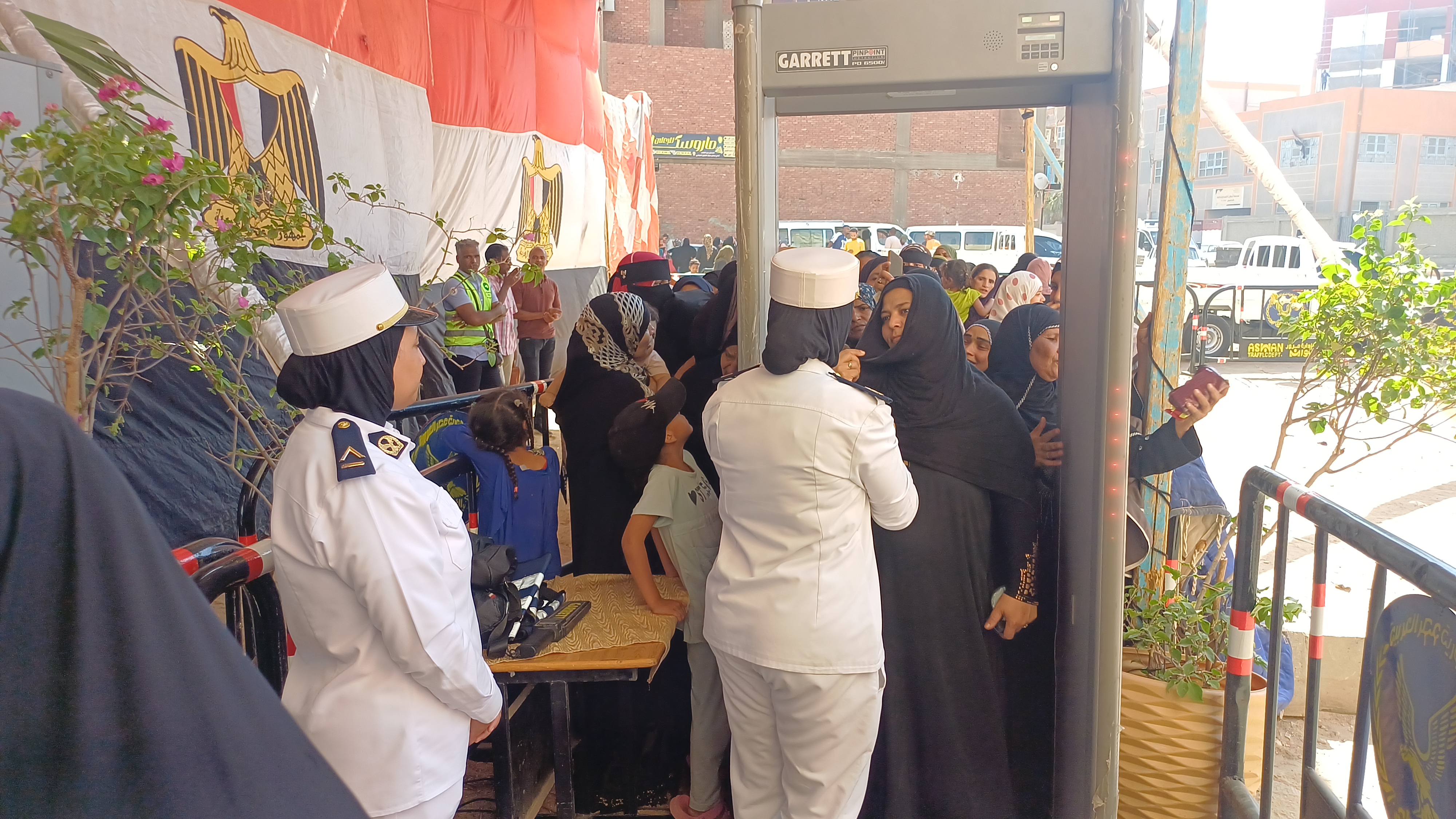 اقبال كبير من المرأة على الانتخابات بأسوان  (5)