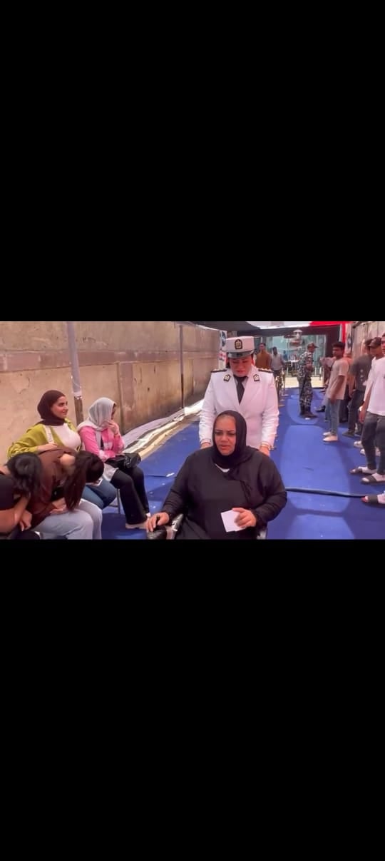 شرطة النسائية تساعد مسنة قعيدة (1)