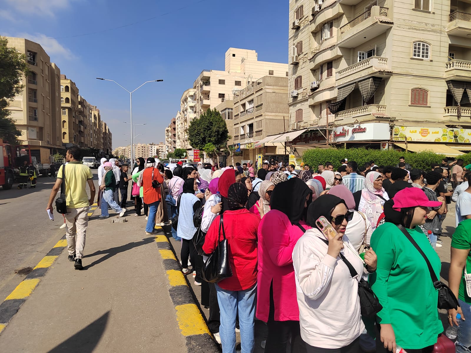 إقبال كبير من الناخبين أمام لجنة مدرسة جيل 2000 بأكتوبر.. صور إقبال كبير من الناخبين أمام لجنة مدرسة جيل 2000 بأكتوبر.. صور