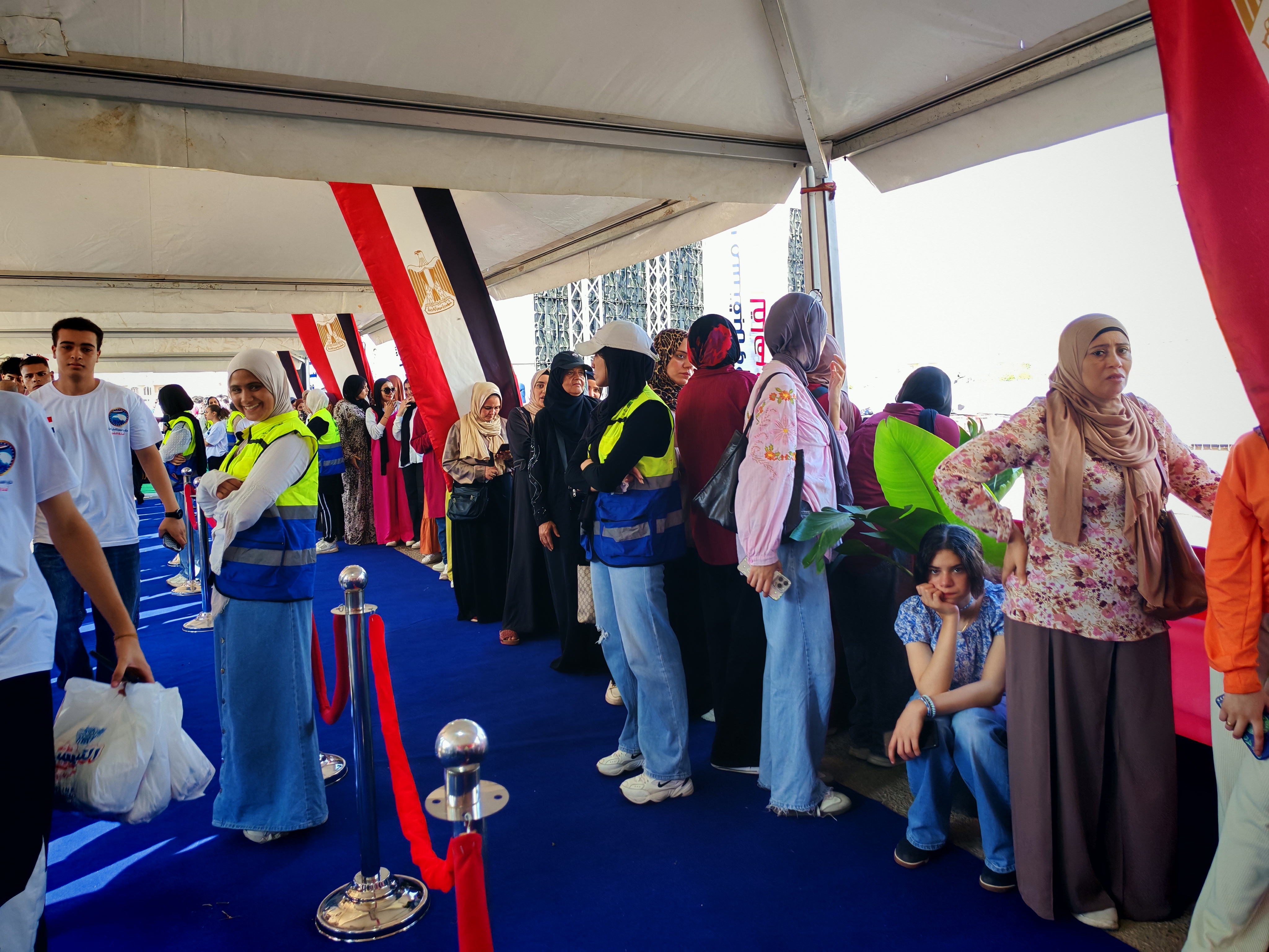 الشباب امام المقار