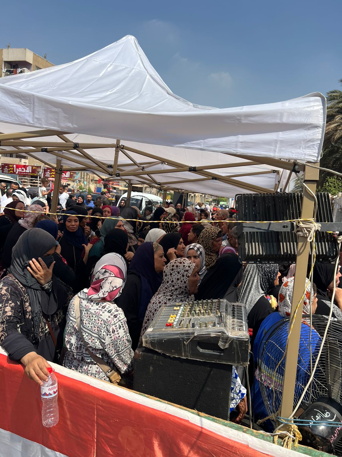 توافد المواطنون على اللجان الانتخابية (1)