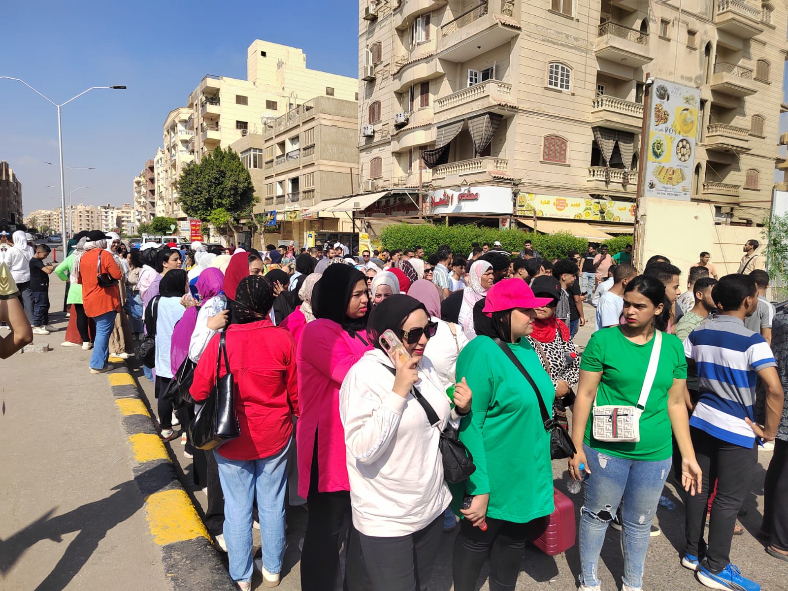 إقبال كبير من الناخبين أمام لجنة مدرسة جيل 2000 في أكتوبر إقبال كبير من الناخبين أمام لجنة مدرسة جيل 2000 في أكتوبر