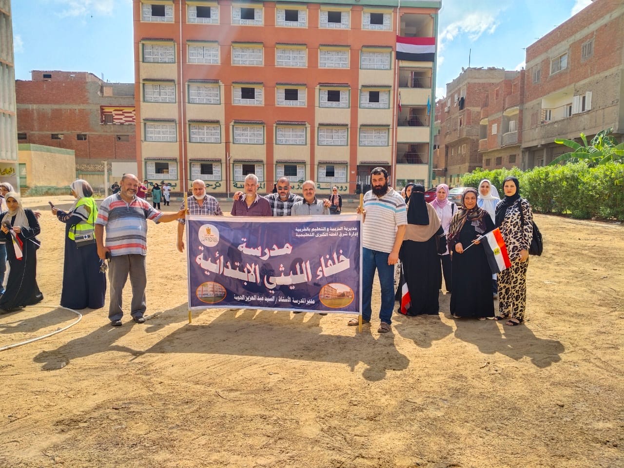 توافد الجمهور للادلاء بأصواتهم (1)