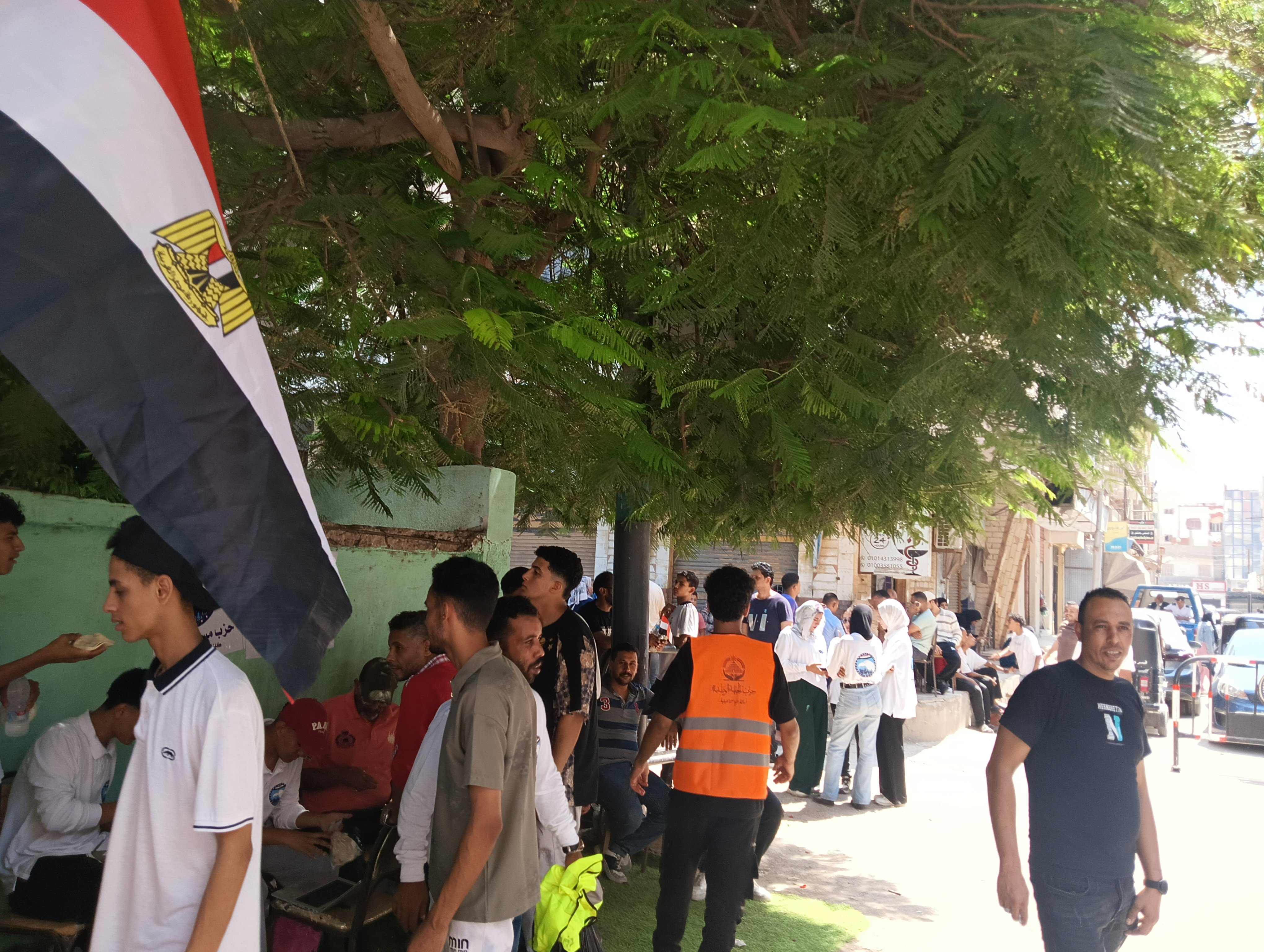إقبال كبير من الشباب والسيدات على اللجان الانتخابية  (5)