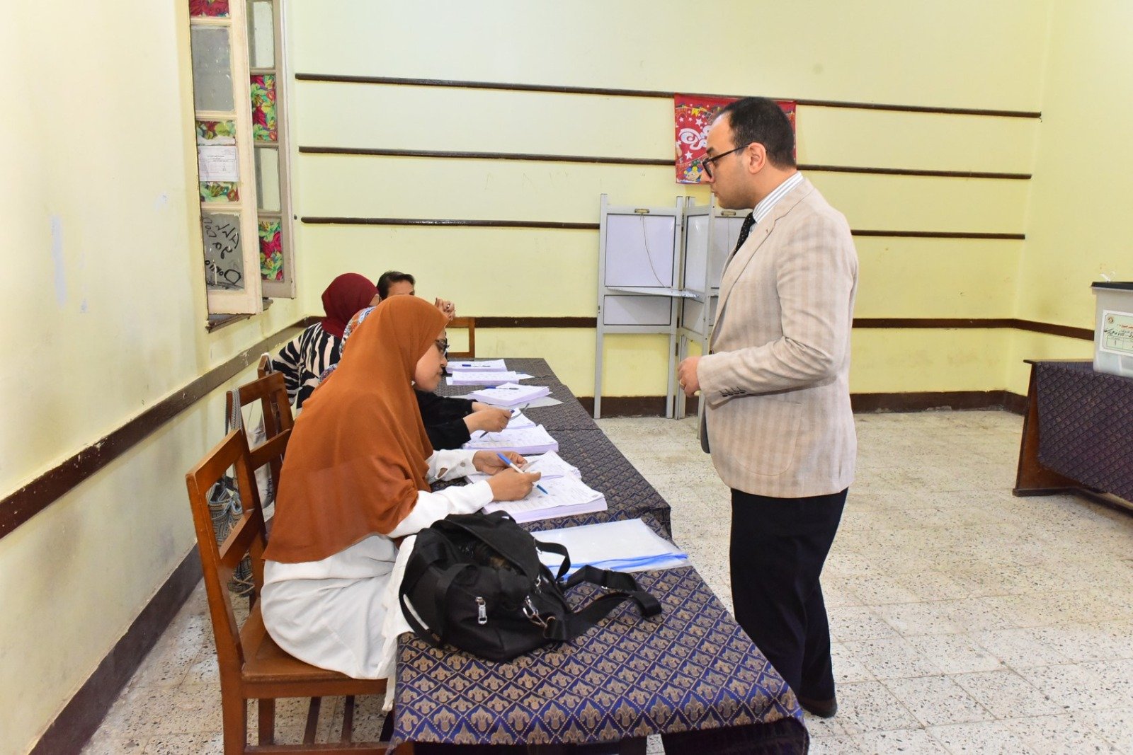 نائب المحافظ يدلى بصوته (2)