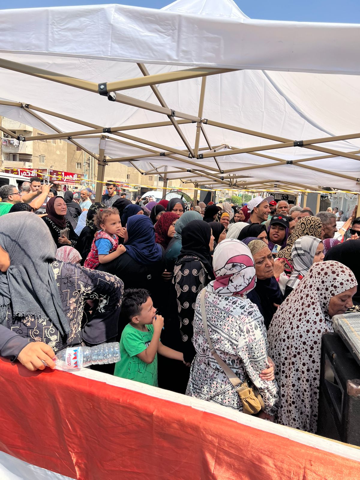توافد المواطنون على اللجان الانتخابية (5)