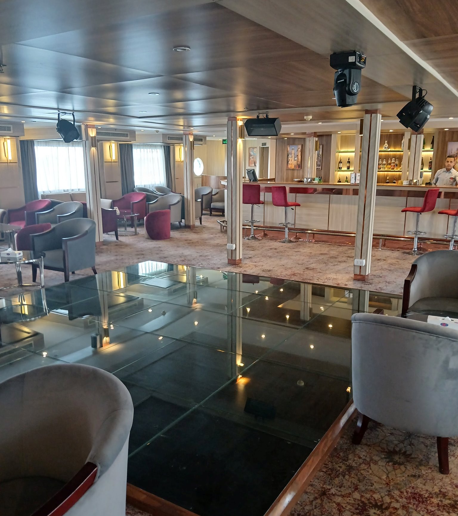 أماكن الحفلات والسهر والفقرات المتنوعة للسياح بالنايل كروز